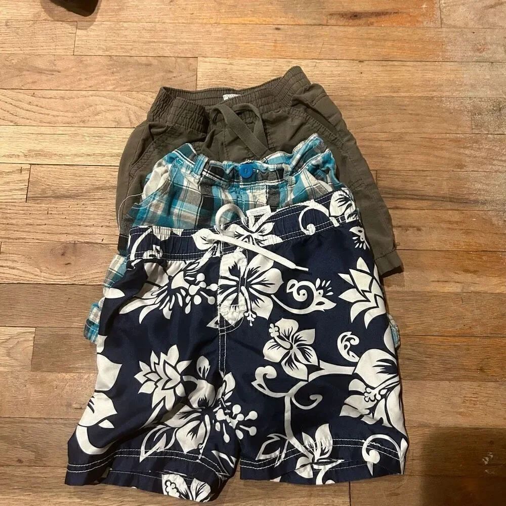 Boy bundle shorts and swimsuit size 3T
